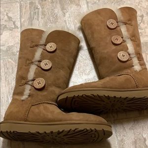 Bailey Button Uggs Size 6